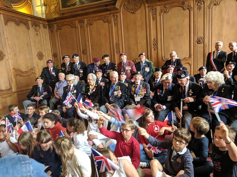 Schoolchildren greet the veterans